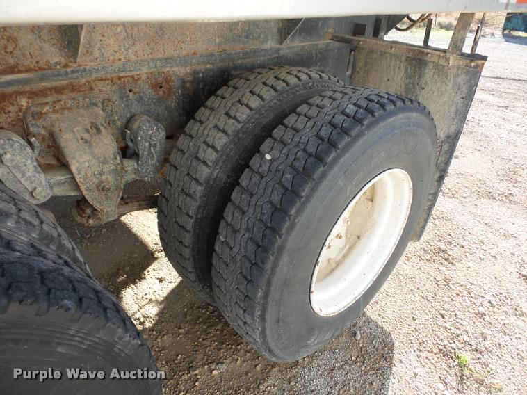 image for item L4441 1993 Ford L9000 truck cab and chassis