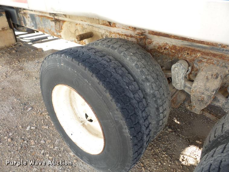 image for item L4441 1993 Ford L9000 truck cab and chassis