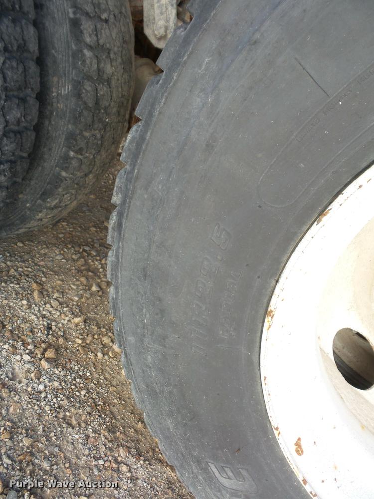 image for item L4441 1993 Ford L9000 truck cab and chassis