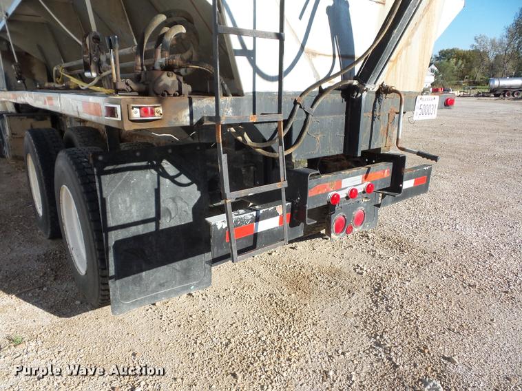 image for item L4441 1993 Ford L9000 truck cab and chassis