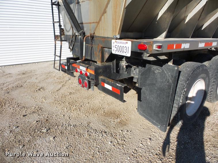 image for item L4441 1993 Ford L9000 truck cab and chassis