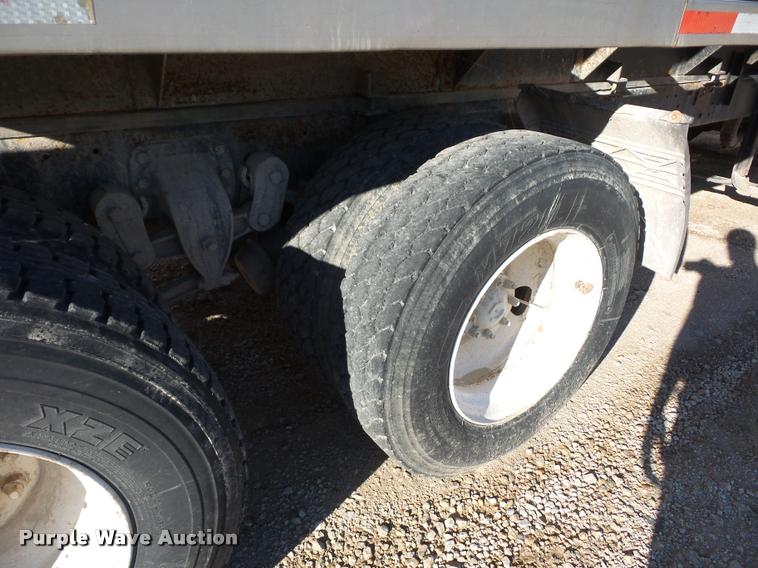 image for item L4441 1993 Ford L9000 truck cab and chassis