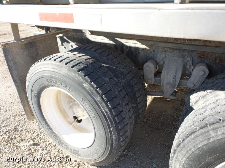 image for item L4441 1993 Ford L9000 truck cab and chassis