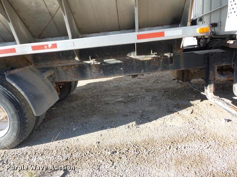 image for item L4441 1993 Ford L9000 truck cab and chassis