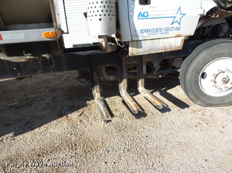 image for item L4441 1993 Ford L9000 truck cab and chassis