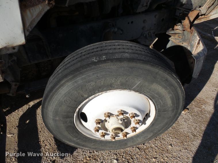 image for item L4441 1993 Ford L9000 truck cab and chassis