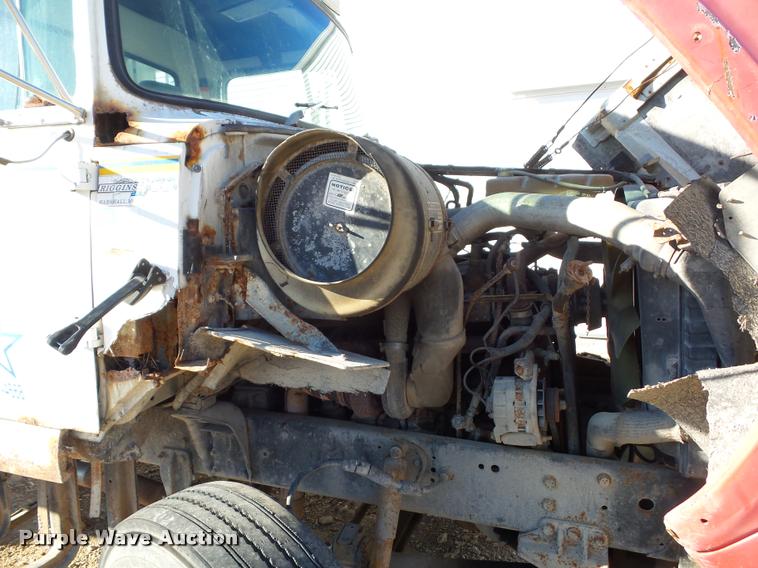 image for item L4441 1993 Ford L9000 truck cab and chassis