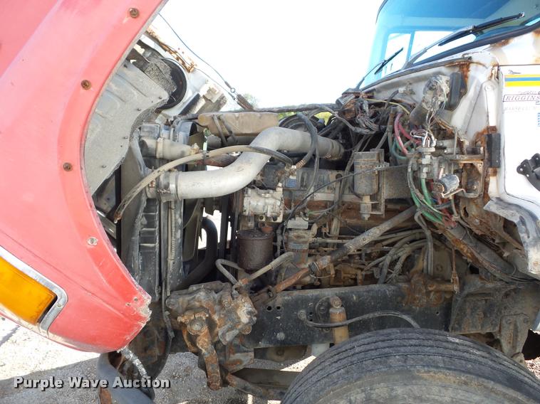 image for item L4441 1993 Ford L9000 truck cab and chassis