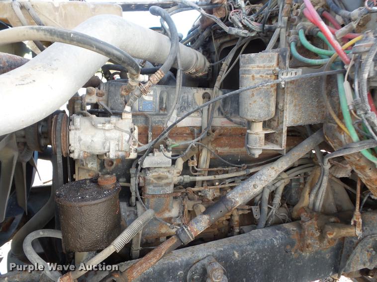 image for item L4441 1993 Ford L9000 truck cab and chassis