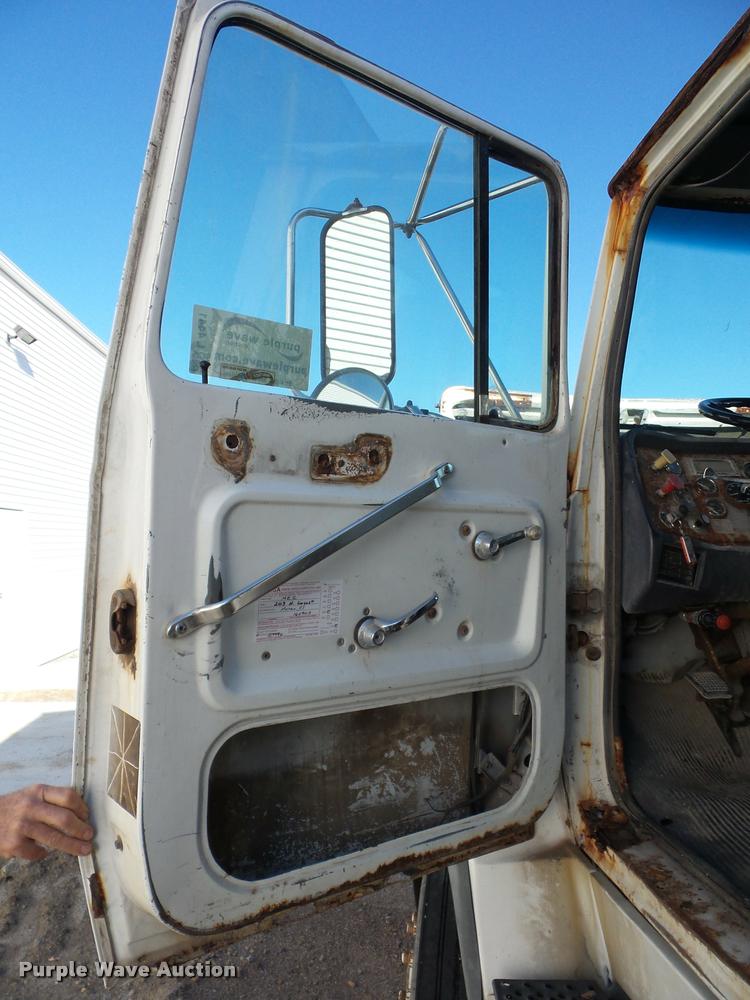 image for item L4441 1993 Ford L9000 truck cab and chassis