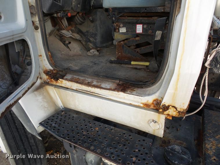 image for item L4441 1993 Ford L9000 truck cab and chassis