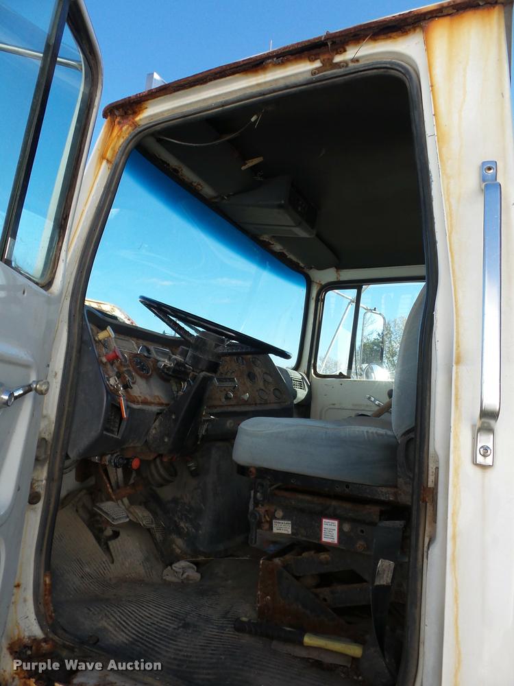 image for item L4441 1993 Ford L9000 truck cab and chassis
