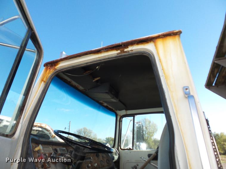 image for item L4441 1993 Ford L9000 truck cab and chassis