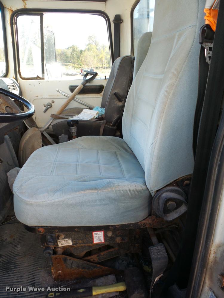 image for item L4441 1993 Ford L9000 truck cab and chassis