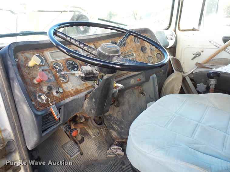 image for item L4441 1993 Ford L9000 truck cab and chassis