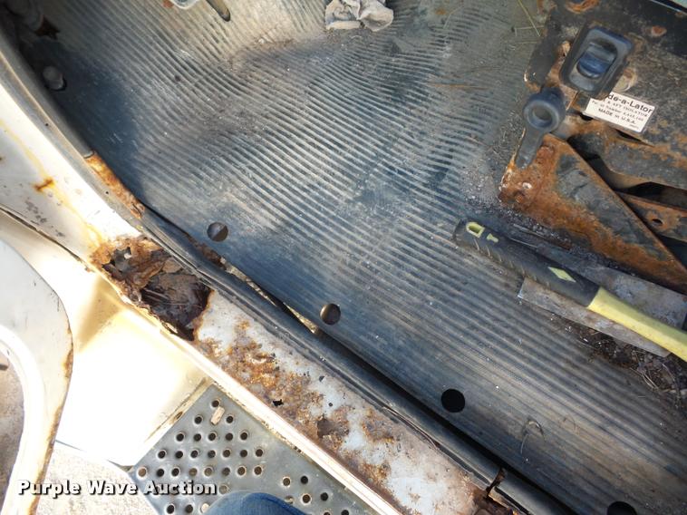 image for item L4441 1993 Ford L9000 truck cab and chassis