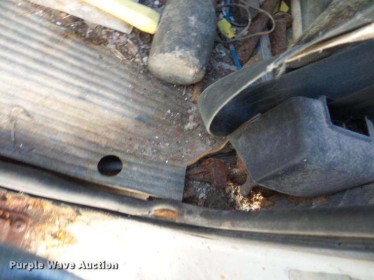 image for item L4441 1993 Ford L9000 truck cab and chassis