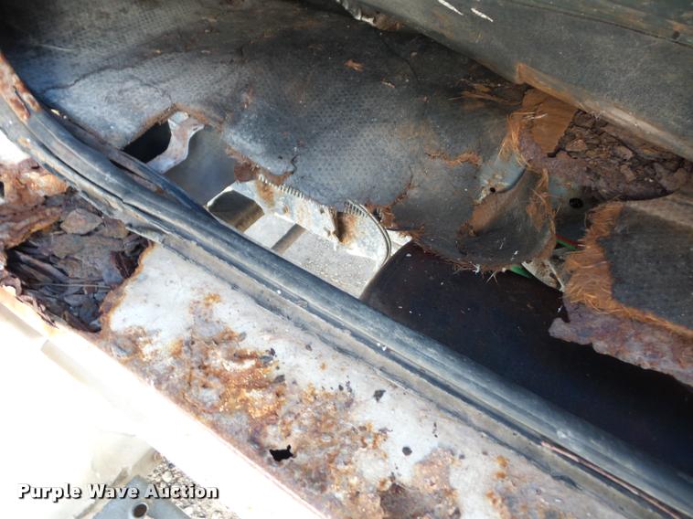 image for item L4441 1993 Ford L9000 truck cab and chassis