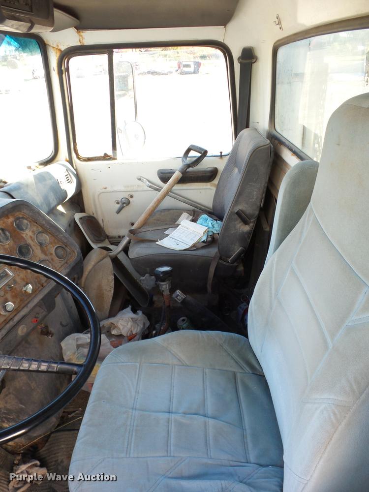 image for item L4441 1993 Ford L9000 truck cab and chassis