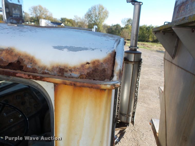 image for item L4441 1993 Ford L9000 truck cab and chassis