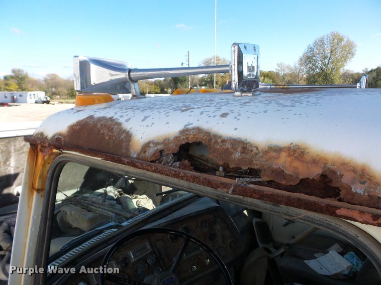 image for item L4441 1993 Ford L9000 truck cab and chassis