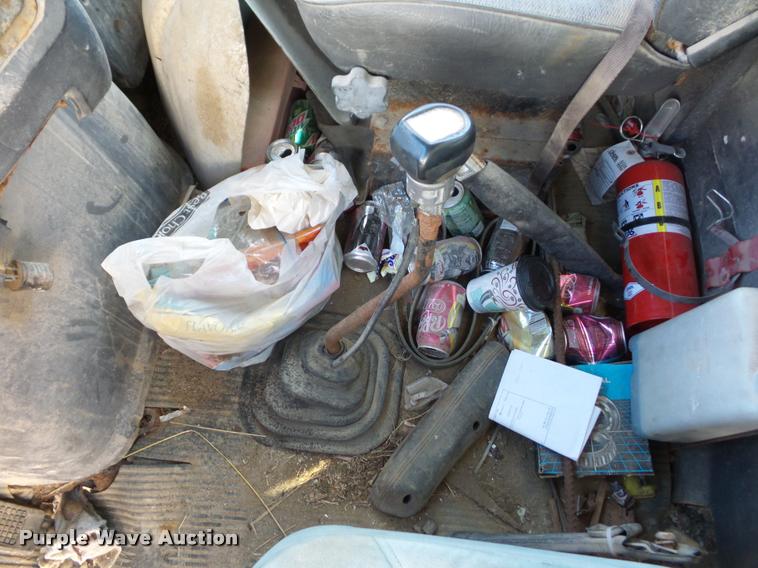 image for item L4441 1993 Ford L9000 truck cab and chassis