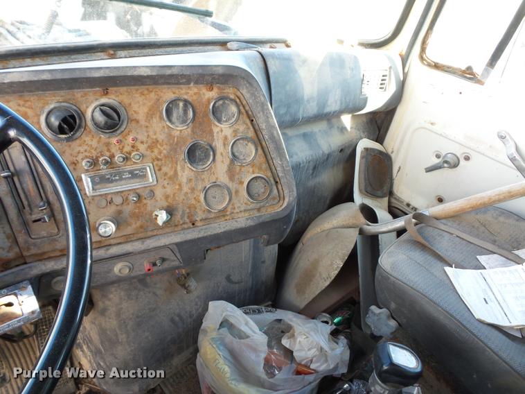 image for item L4441 1993 Ford L9000 truck cab and chassis