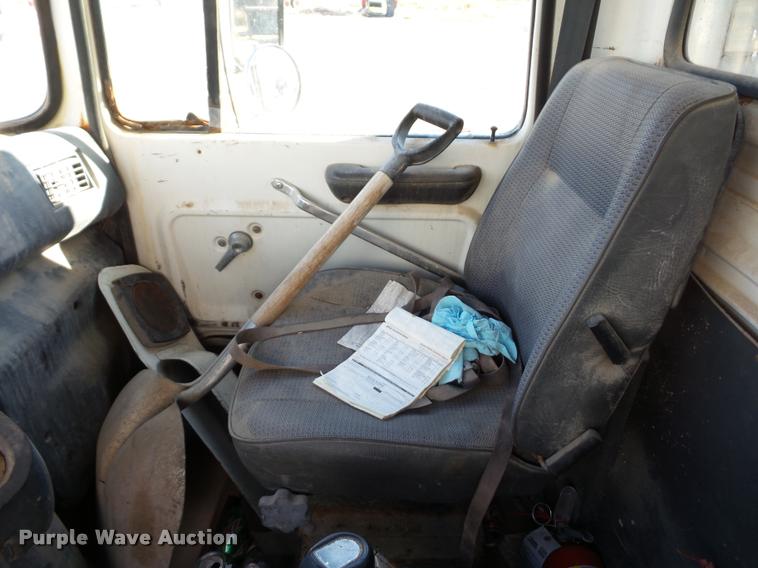 image for item L4441 1993 Ford L9000 truck cab and chassis