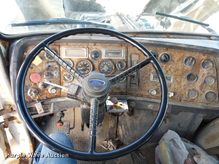 image for item L4441 1993 Ford L9000 truck cab and chassis