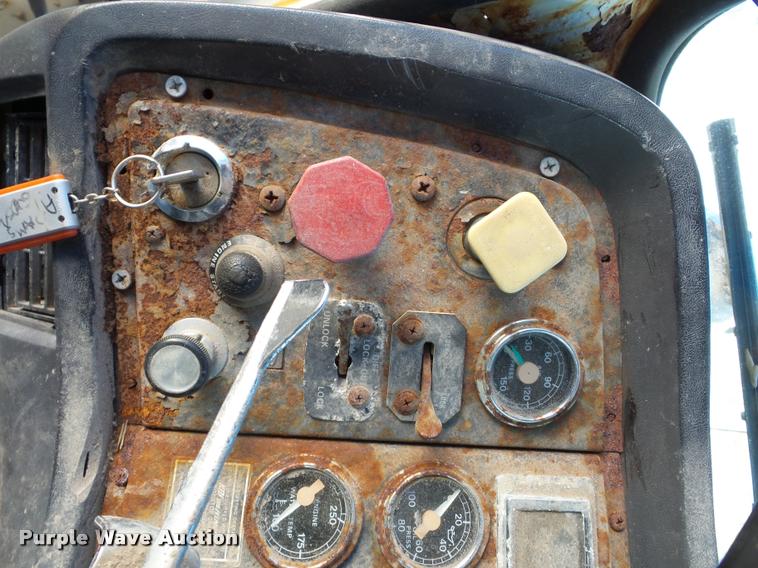 image for item L4441 1993 Ford L9000 truck cab and chassis