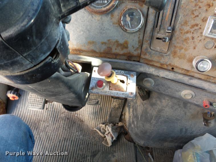 image for item L4441 1993 Ford L9000 truck cab and chassis