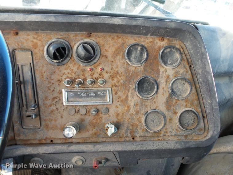 image for item L4441 1993 Ford L9000 truck cab and chassis