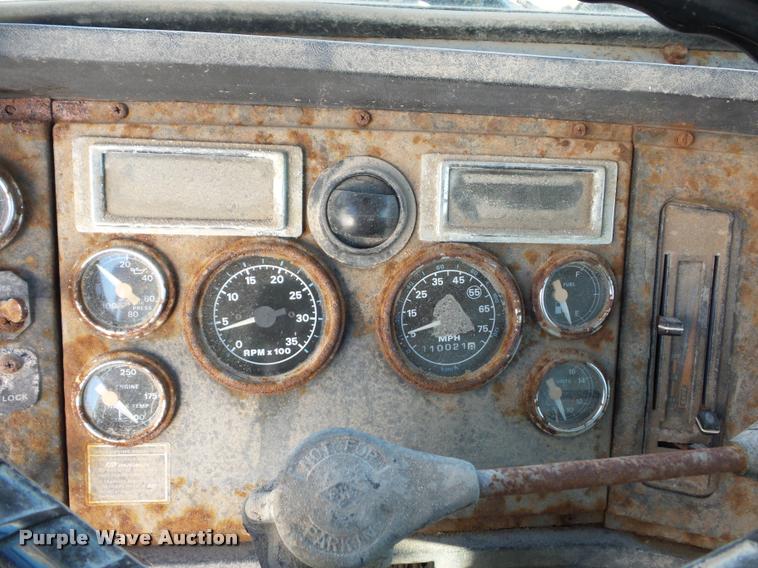 image for item L4441 1993 Ford L9000 truck cab and chassis