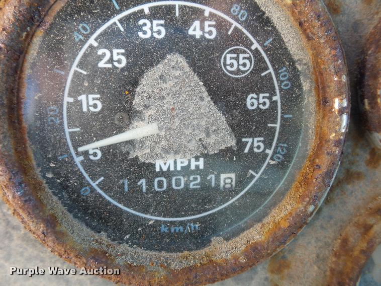 image for item L4441 1993 Ford L9000 truck cab and chassis