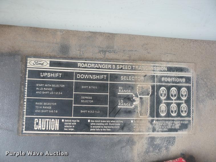 image for item L4441 1993 Ford L9000 truck cab and chassis