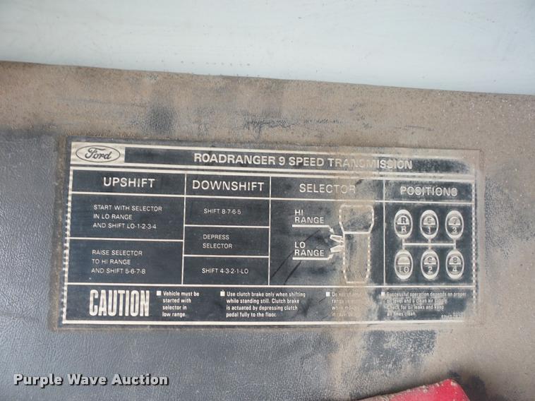 image for item L4441 1993 Ford L9000 truck cab and chassis