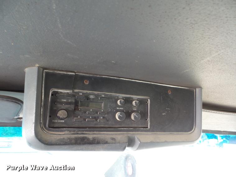 image for item L4441 1993 Ford L9000 truck cab and chassis