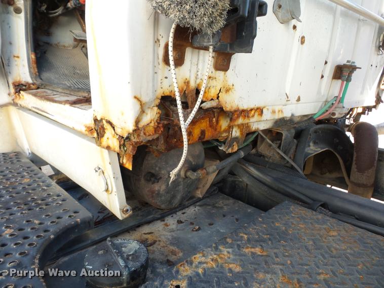 image for item L4441 1993 Ford L9000 truck cab and chassis