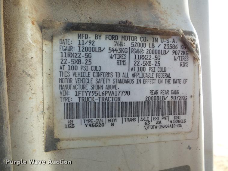 image for item L4441 1993 Ford L9000 truck cab and chassis