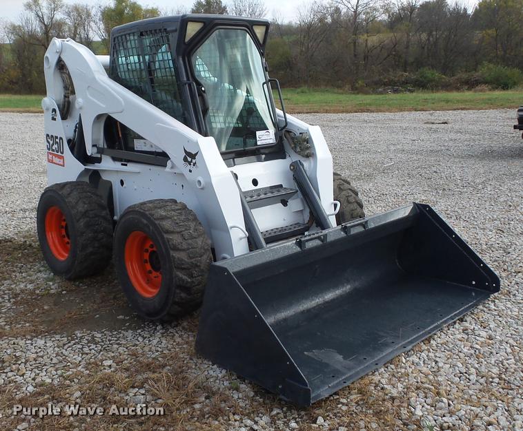 image for item L4453 2005 Bobcat S250 skid steer