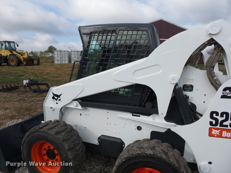image for item L4453 2005 Bobcat S250 skid steer