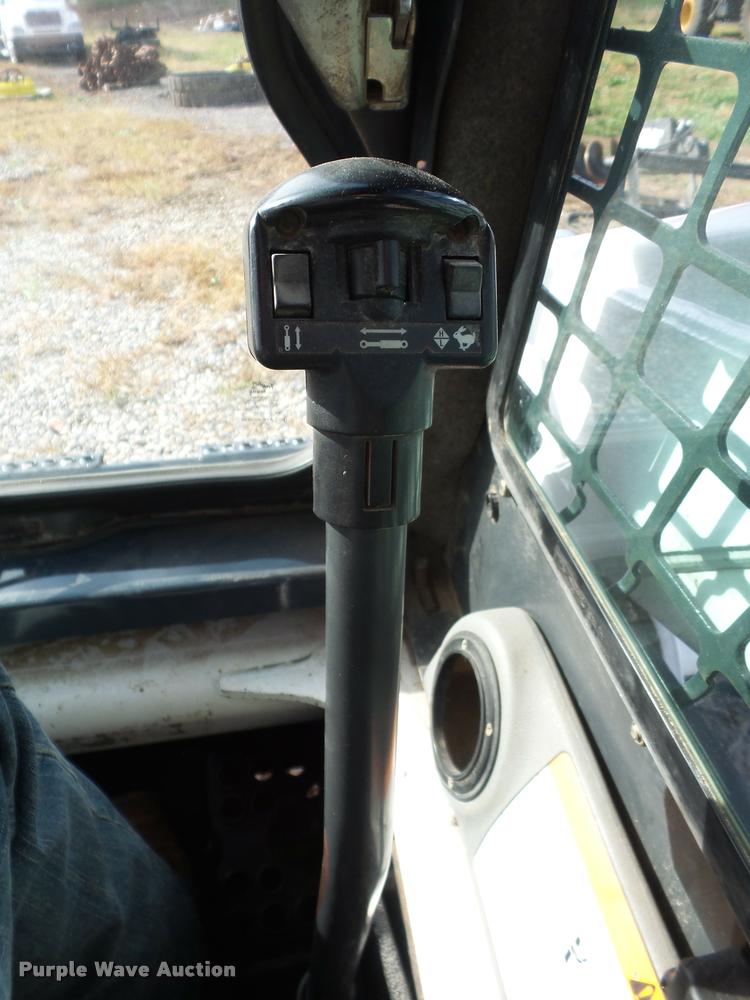 image for item L4453 2005 Bobcat S250 skid steer