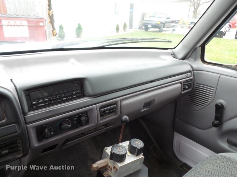 image for item L4458 1997 Ford F450 Super Duty dump truck