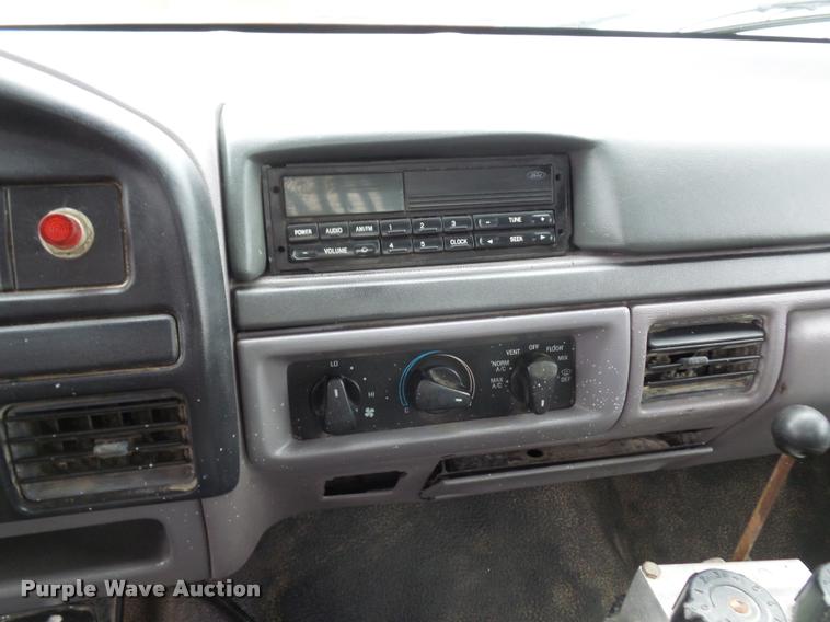 image for item L4458 1997 Ford F450 Super Duty dump truck