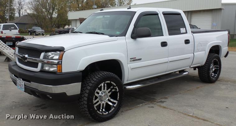 image for item L4459 2004 Chevrolet Silverado 2500HD Crew Cab pickup truck