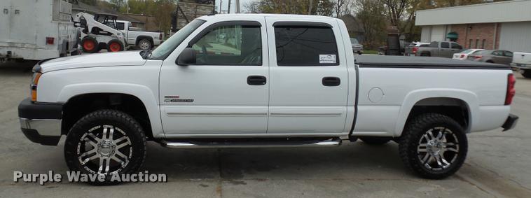 image for item L4459 2004 Chevrolet Silverado 2500HD Crew Cab pickup truck