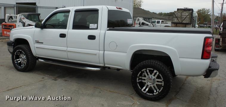 image for item L4459 2004 Chevrolet Silverado 2500HD Crew Cab pickup truck