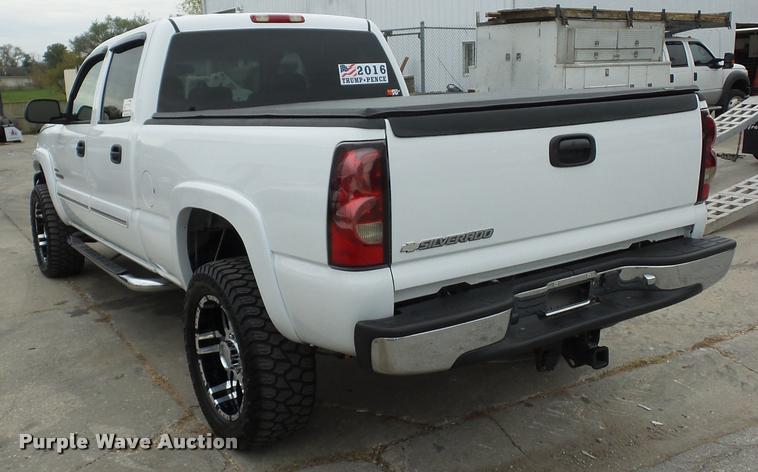 image for item L4459 2004 Chevrolet Silverado 2500HD Crew Cab pickup truck