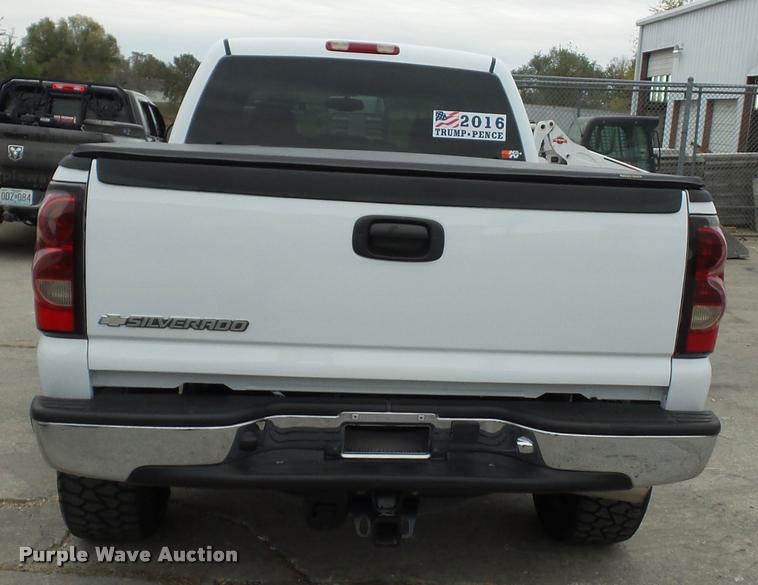 image for item L4459 2004 Chevrolet Silverado 2500HD Crew Cab pickup truck