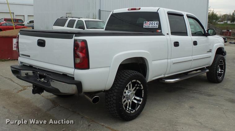 image for item L4459 2004 Chevrolet Silverado 2500HD Crew Cab pickup truck